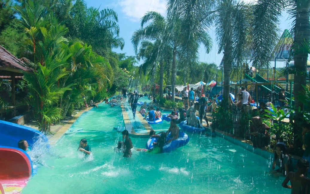 Suasana Kolam Arus Cafless Waterpark