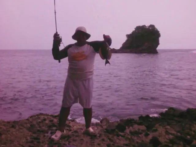 kegiatan memancing di pantai