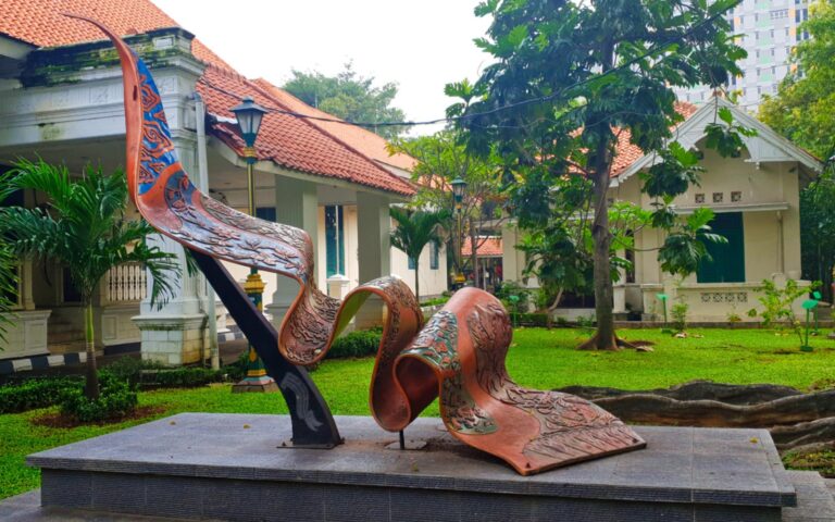 patung kain di museum tekstil jakarta