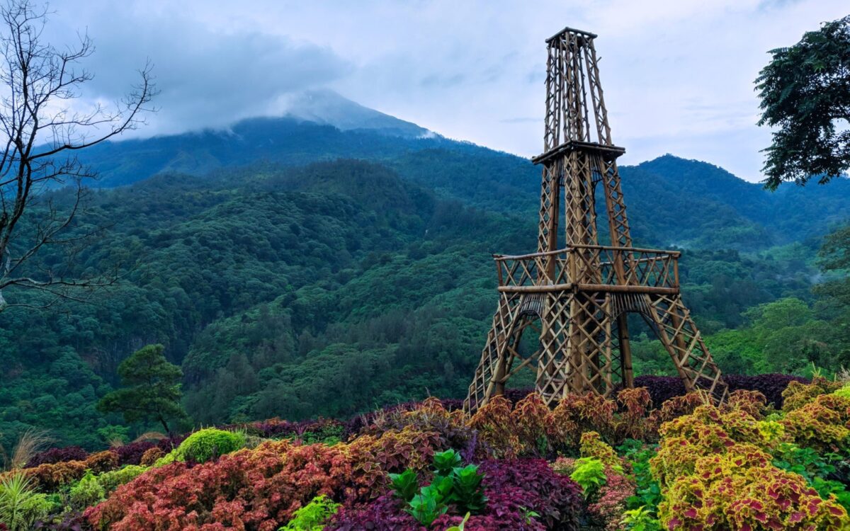Replika menara eiffel Sendi Adventure Mojokerto