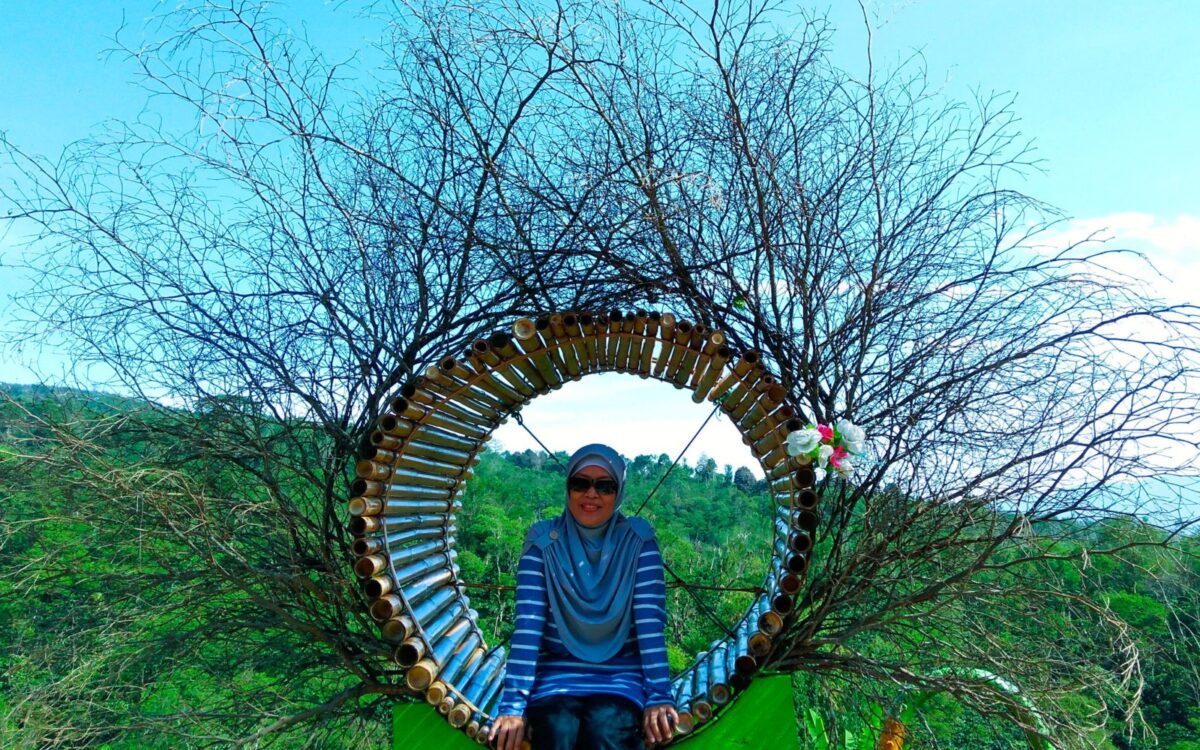Pengunjung berfoto di Spot Foto Dempo Park