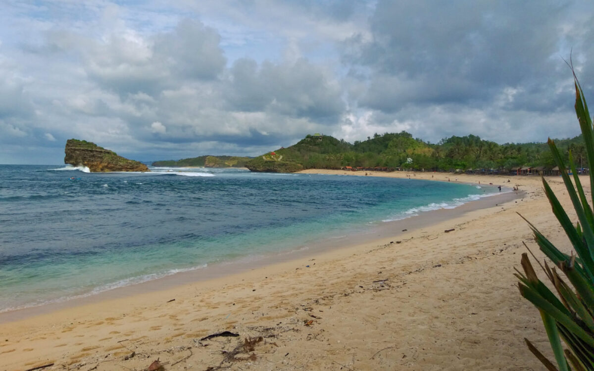 area pasir putih pantai watu karung