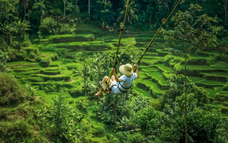 Ayunan tepi jurang di Bali Pulina