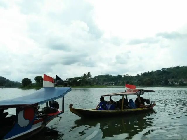 berkeliling danau menggunakan perahu