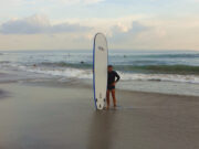 berselancar di pantai batu bolong