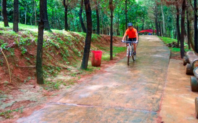 bersepeda di taman kota bsd