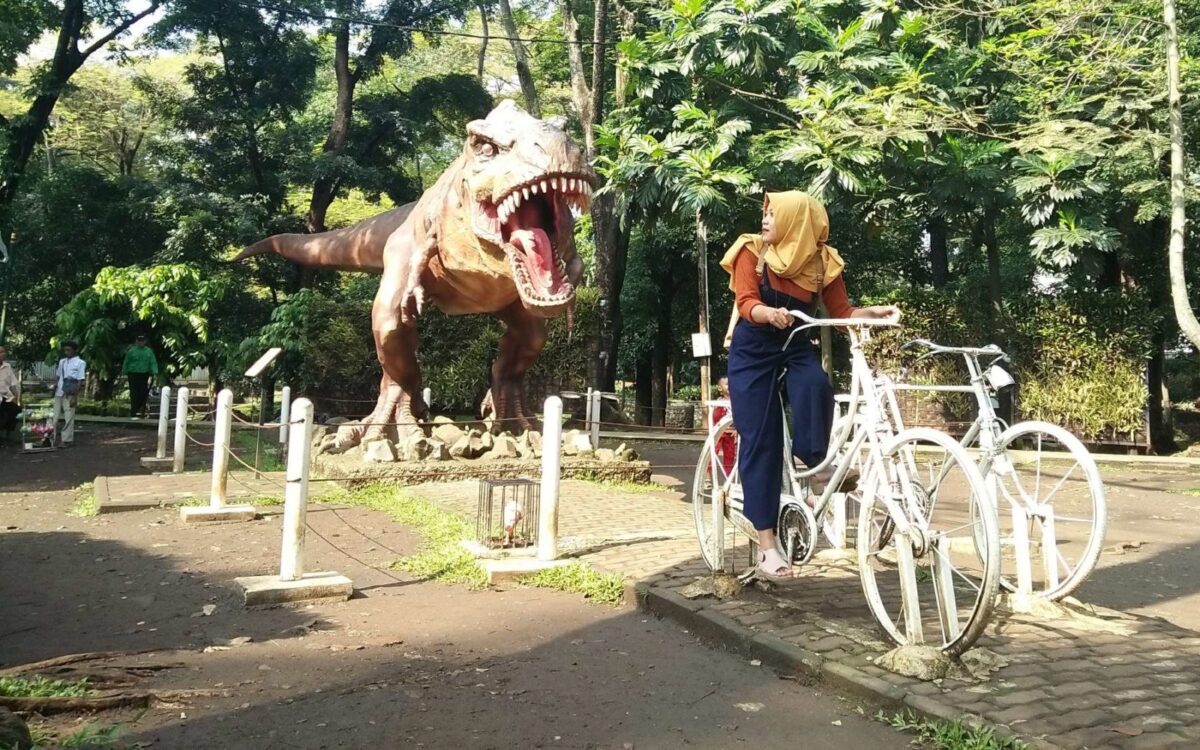 berbagai ornamen unik di taman lansia bandung