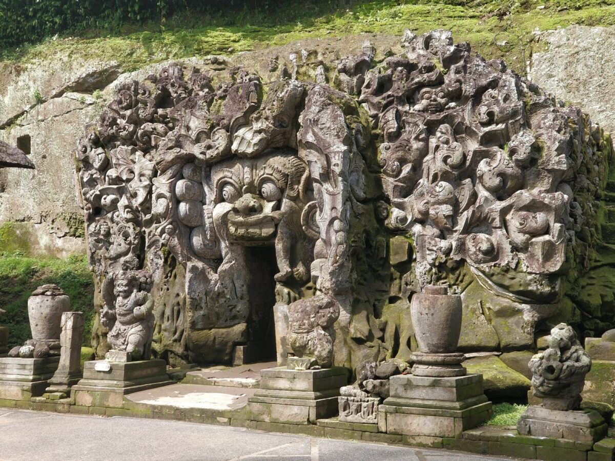 Mulut pintu masuk goa gajah