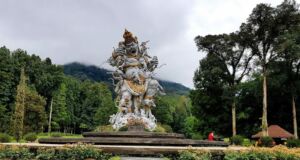 Keasrian Kebun Raya Bali Berpadu dengan Indahnya Patung
