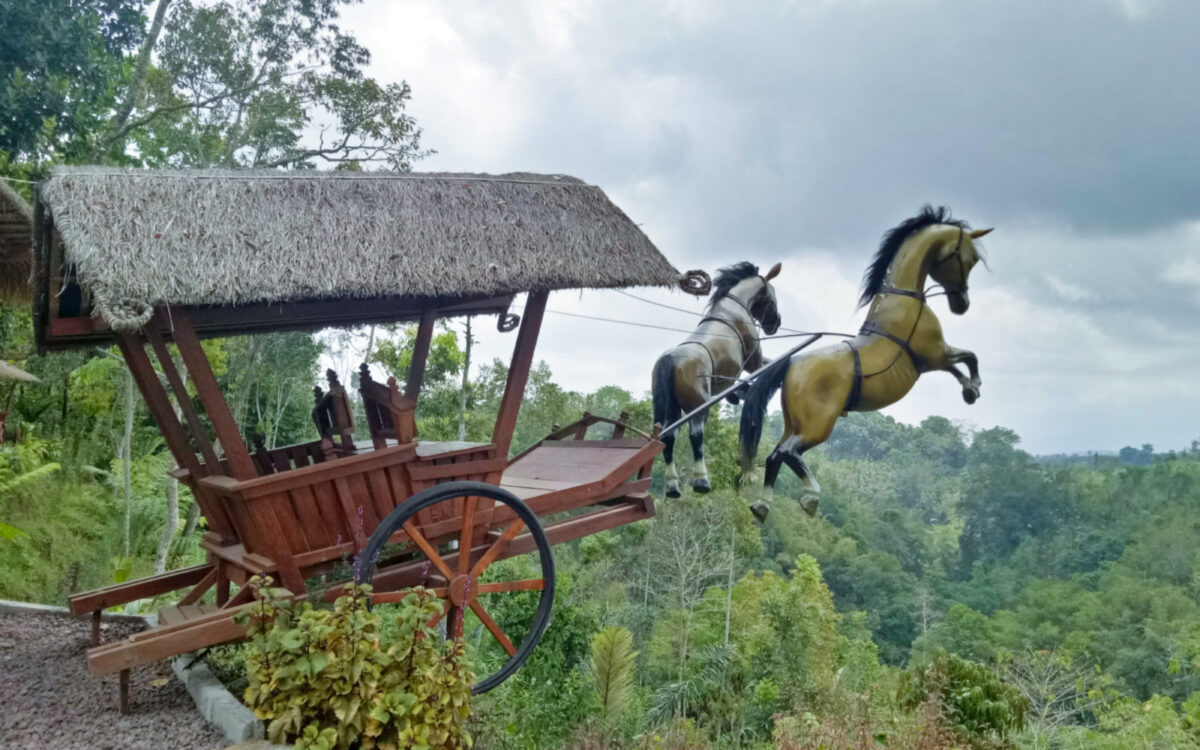 patung kuda ikonik munduk asri