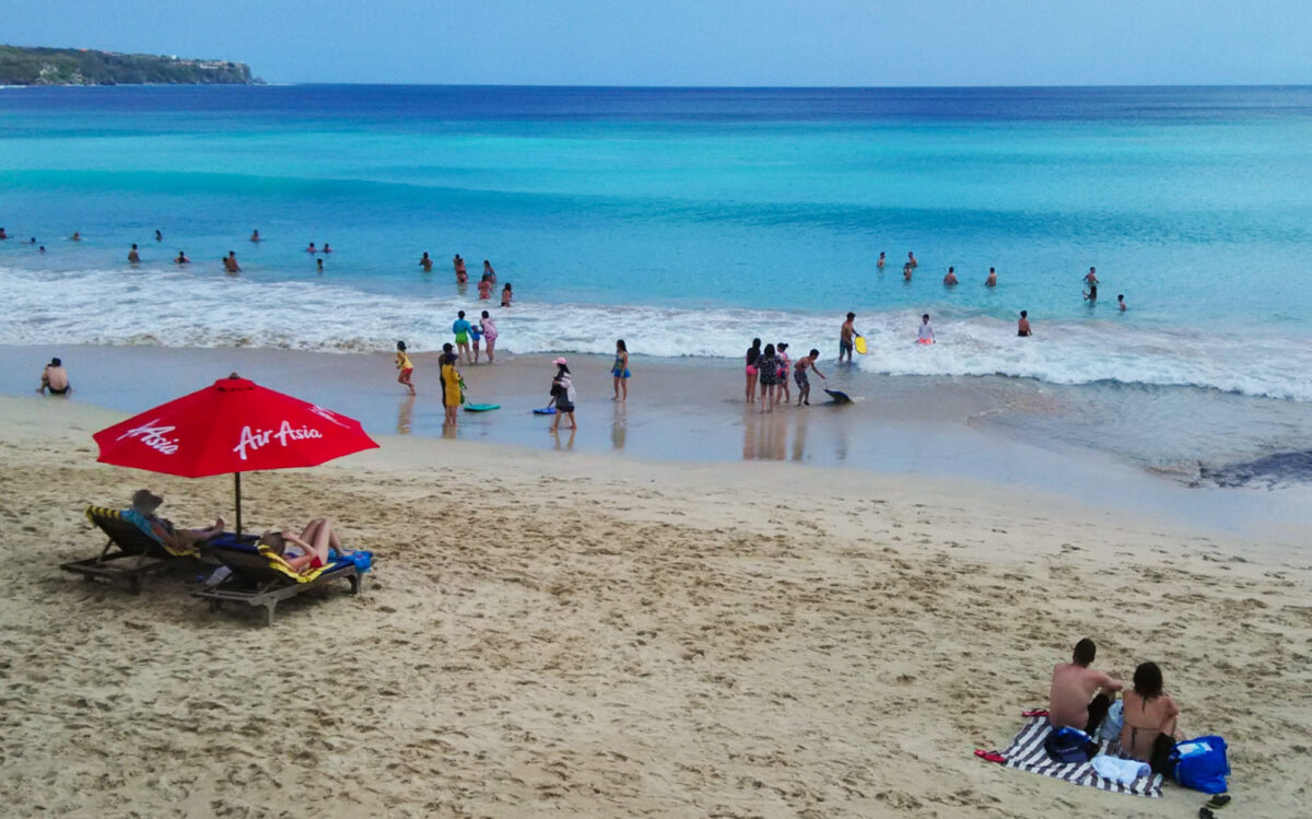 berselancar di pantai dreamland