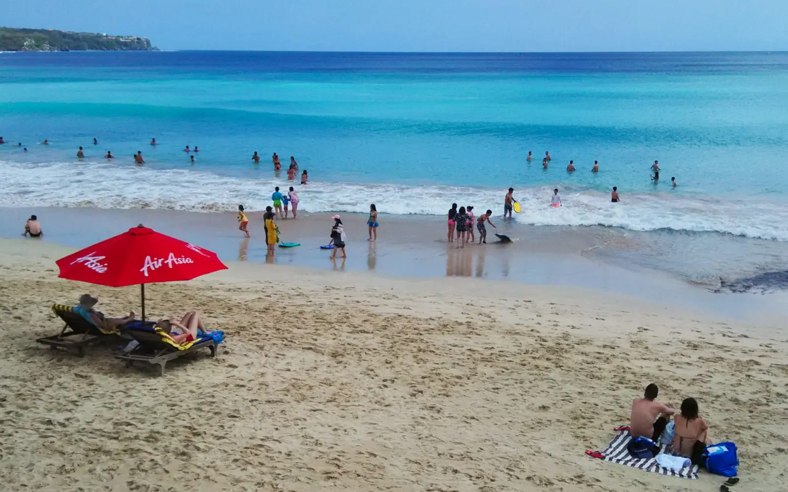 berselancar di pantai dreamland