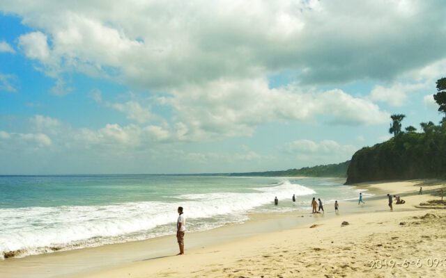 Pasir putih di tepi Pantai Pancur