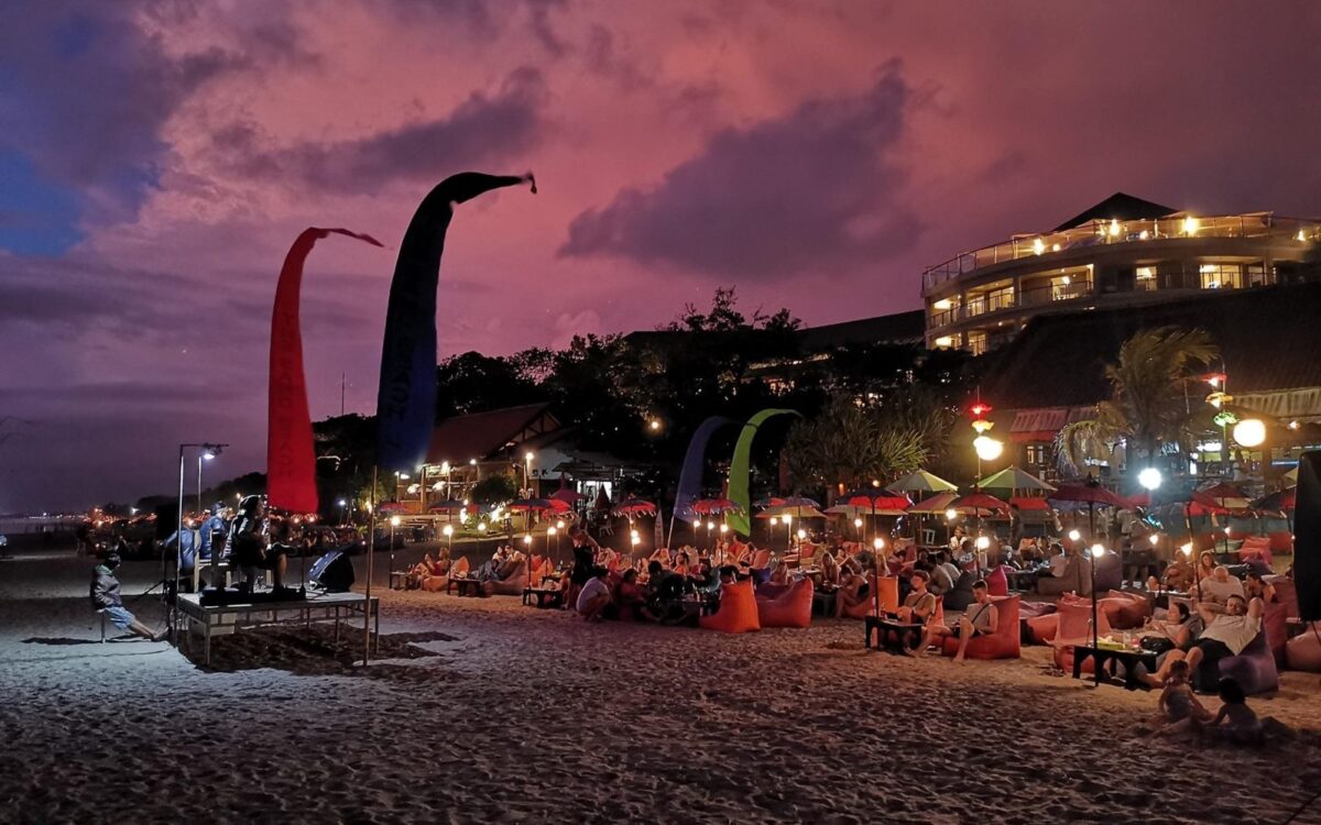 Pengunjung Ramai di Malam Hari