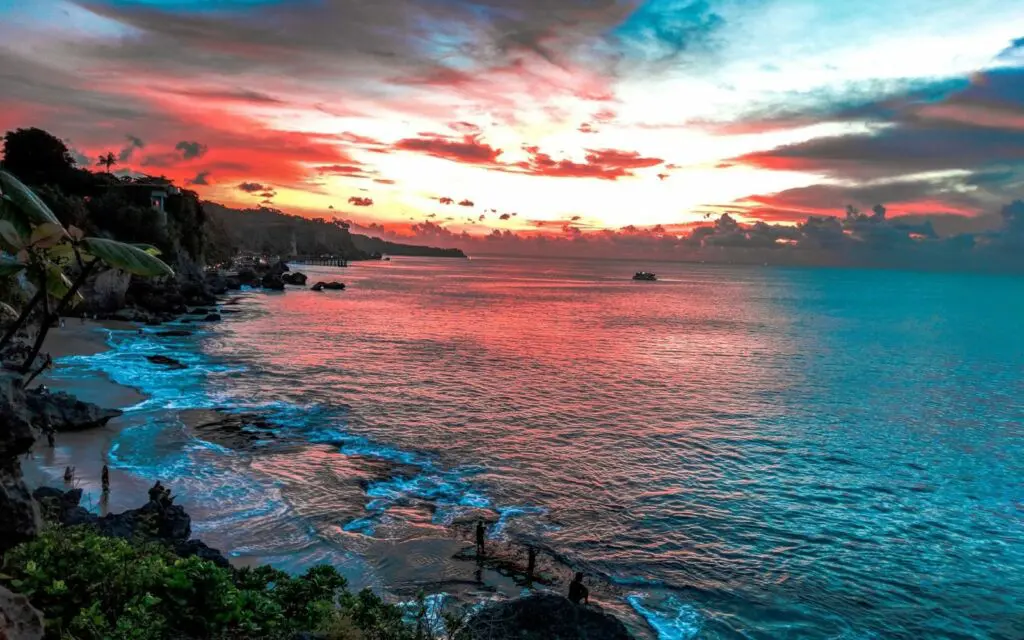 Pesona Indahnya Matahari Terbenam di Pantai Tegal Wangi