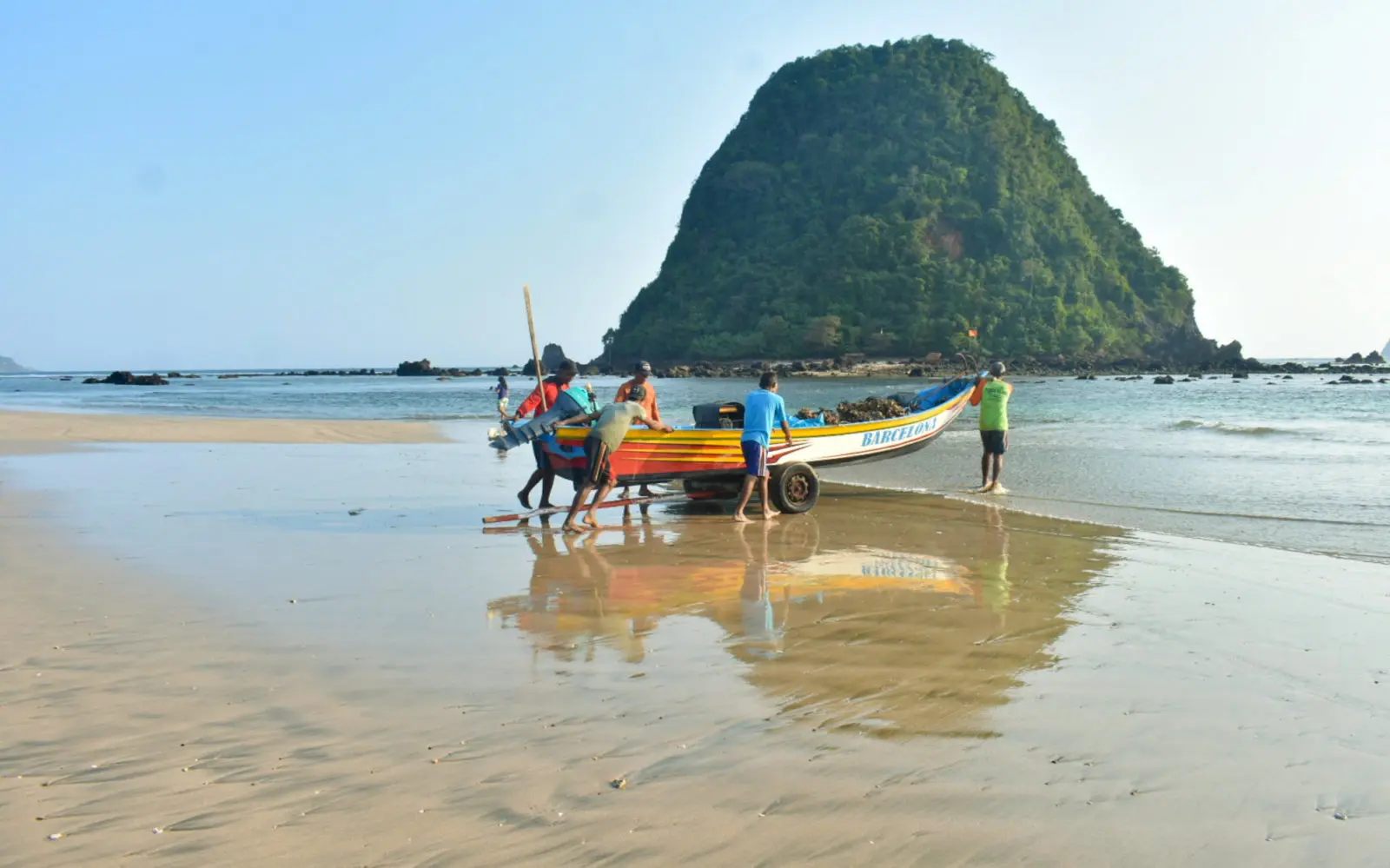 berperahu di sekitar pantai pulau merah
