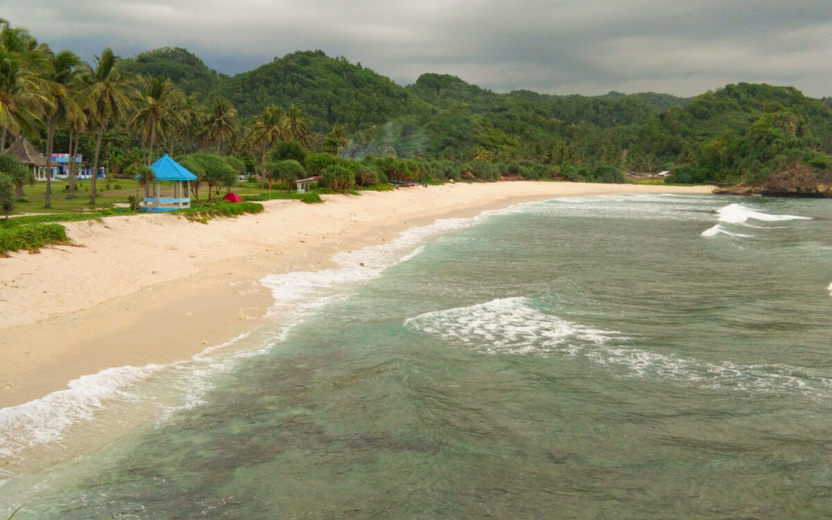 kawasan wisata pantai seru pacitan