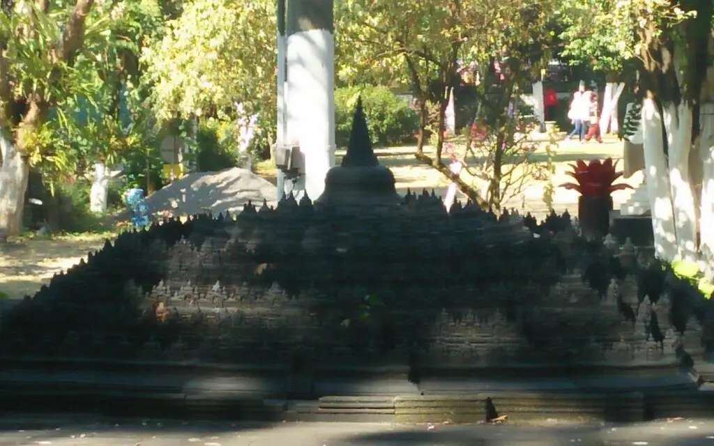 Miniatur candi Borobudur