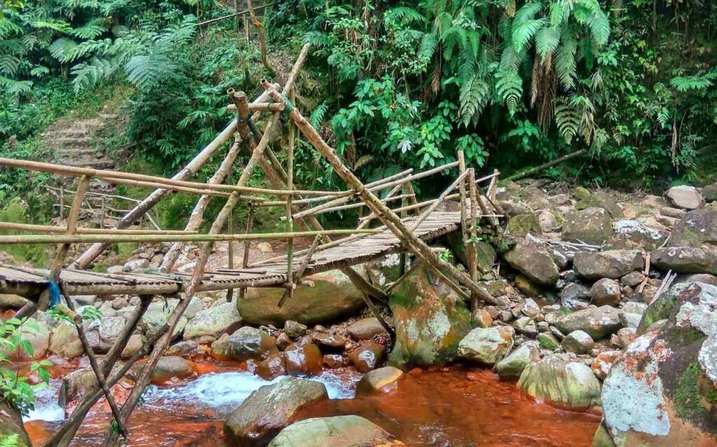 Jembatan bambu menuju air terjun
