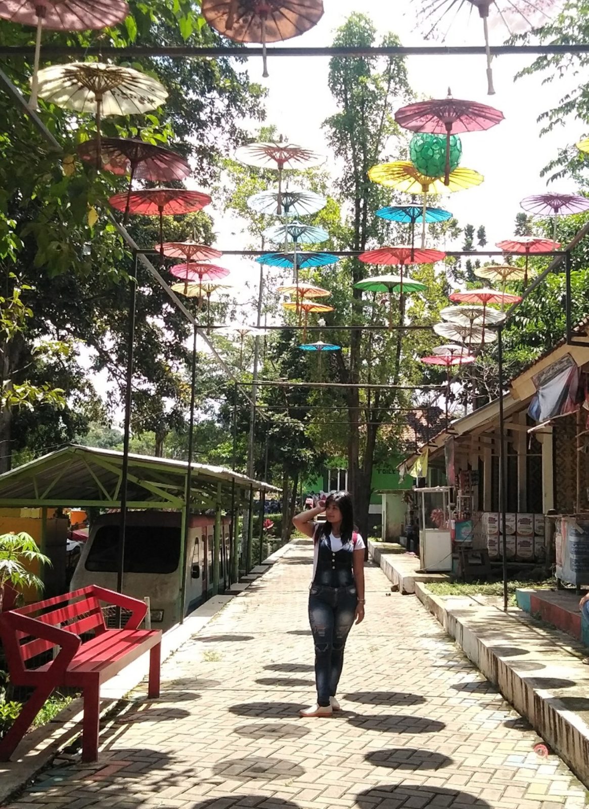 Pengunjung selfie di Situ Bagendit
