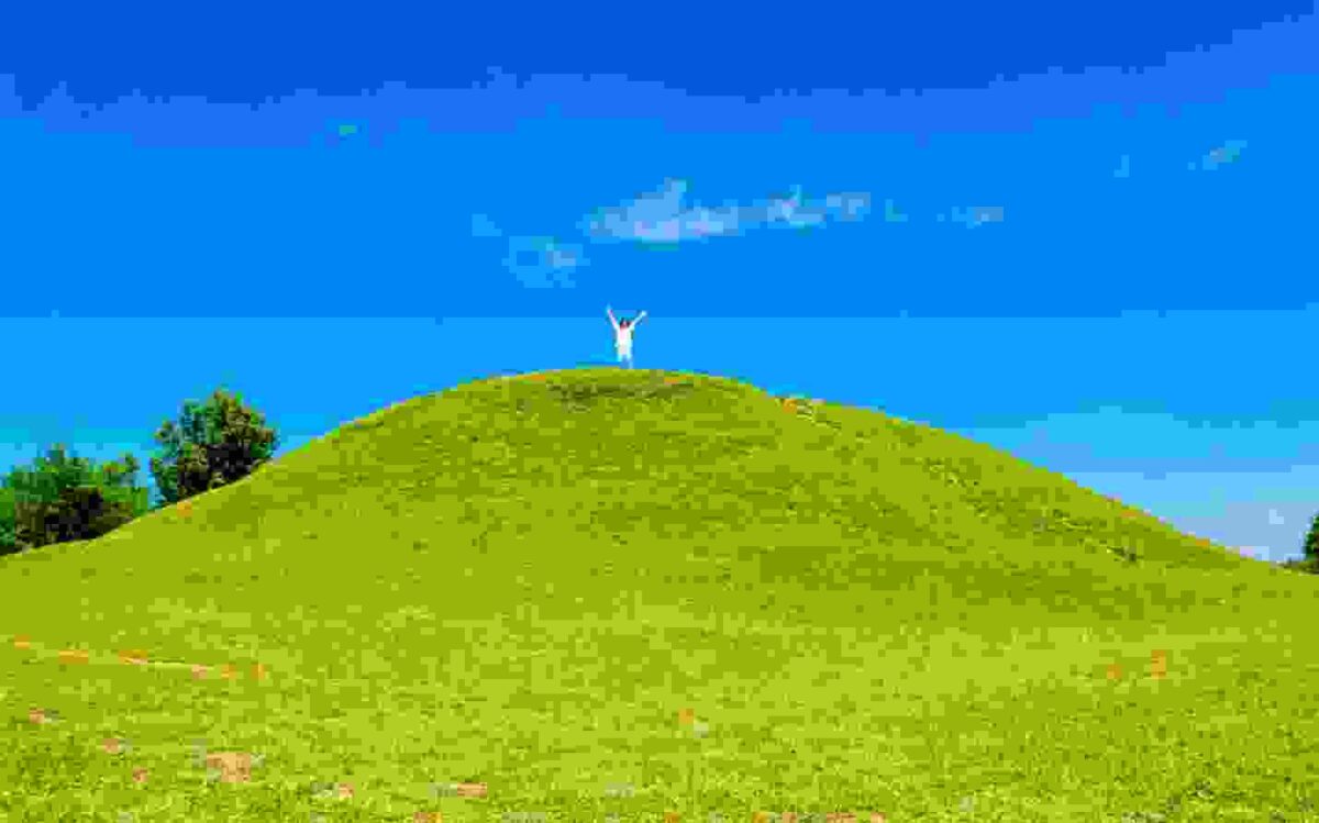 Candi Abang yang kerap dijuluki Bukit Teletubbies