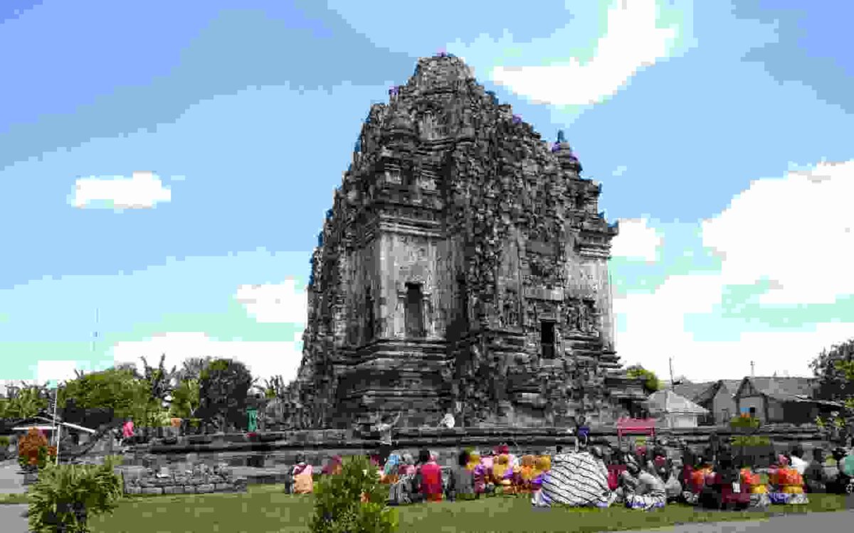 Rerumputan di sekitar candi yang hijau dan bersih