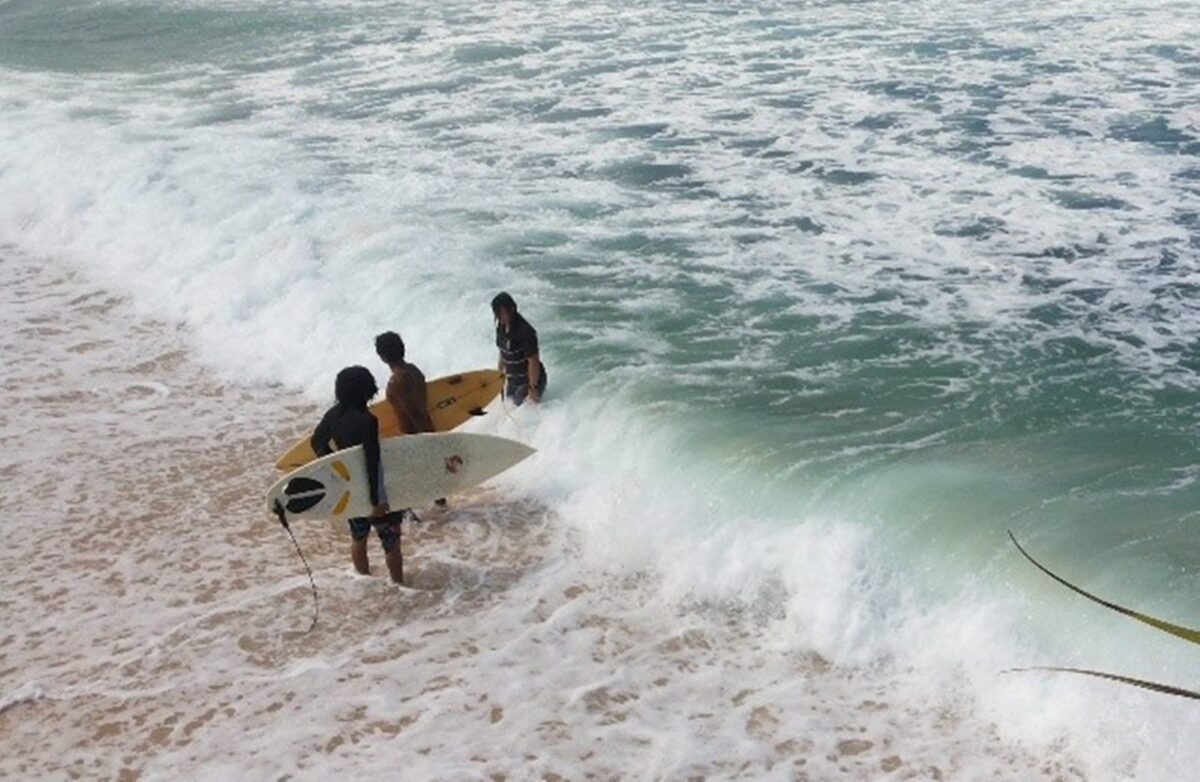 Selancar di pantai Krakal
