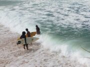 Selancar di pantai Krakal