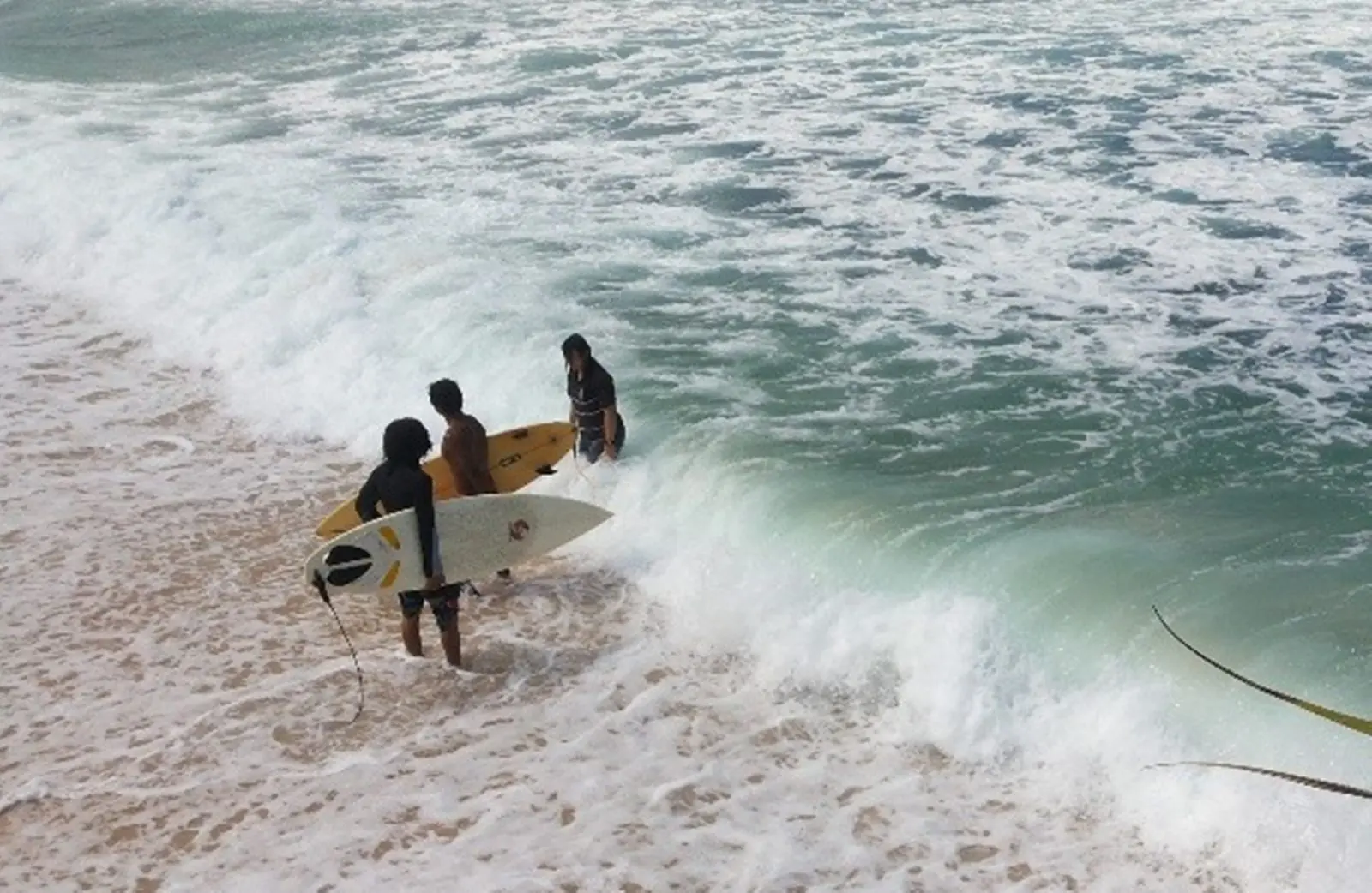 Selancar di pantai Krakal