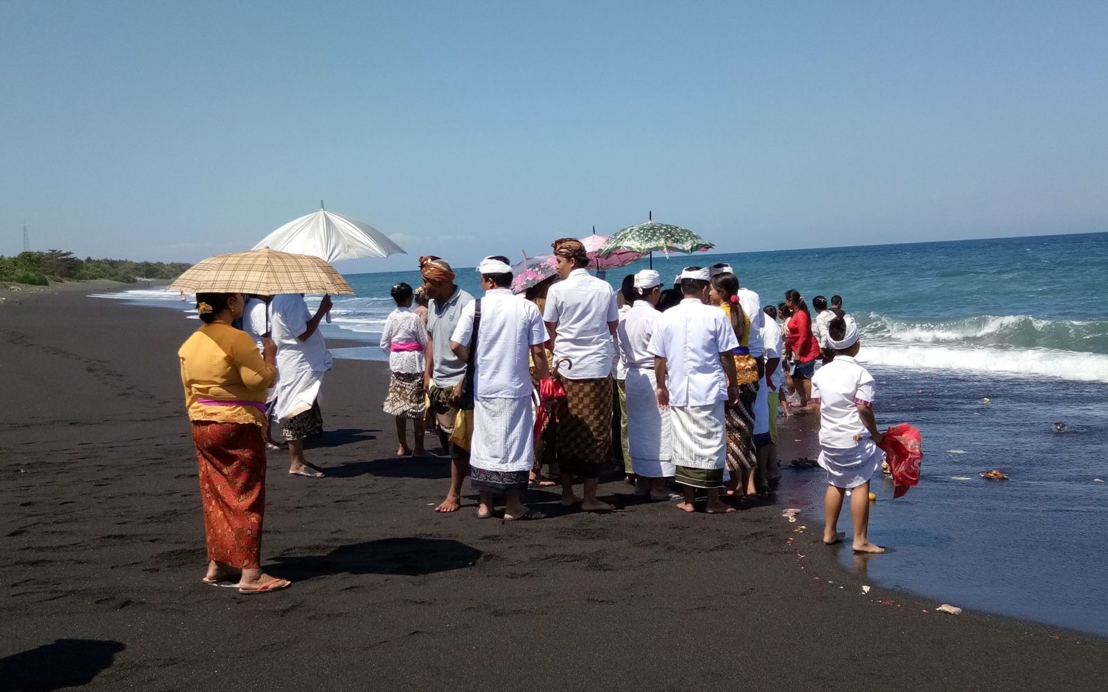 Kegiatan Keagamaan di Pantai Goa Lawah