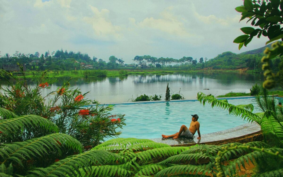 Kolam renang di tepi danau