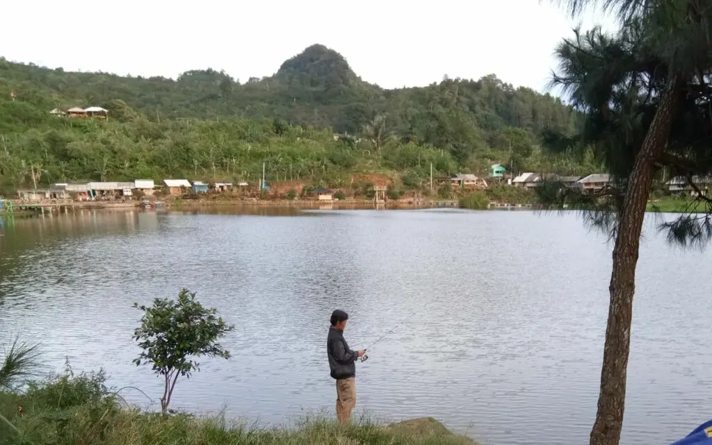 Pengunjung memancing di danau