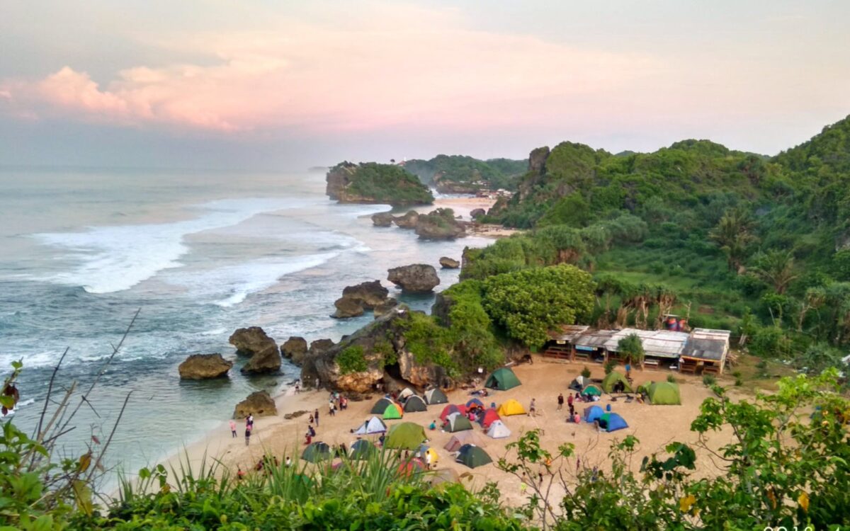 Berkemah di Pantai Ngrumput
