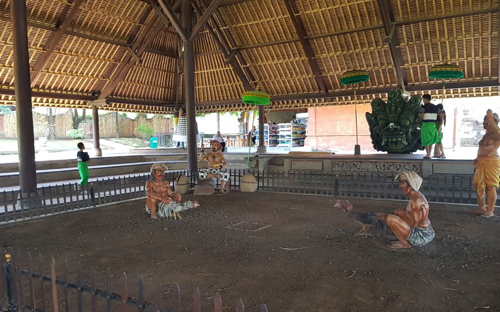 Pendopo dengan Patung Sabung Ayam Khas Bali Tajen