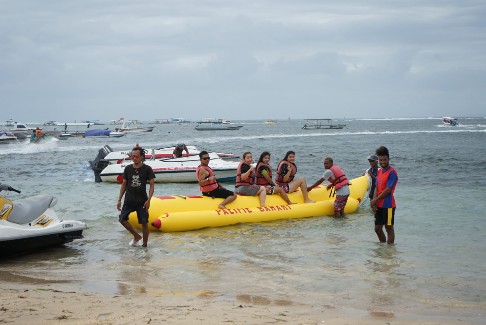 Pengunjung Bermain Banana Boat