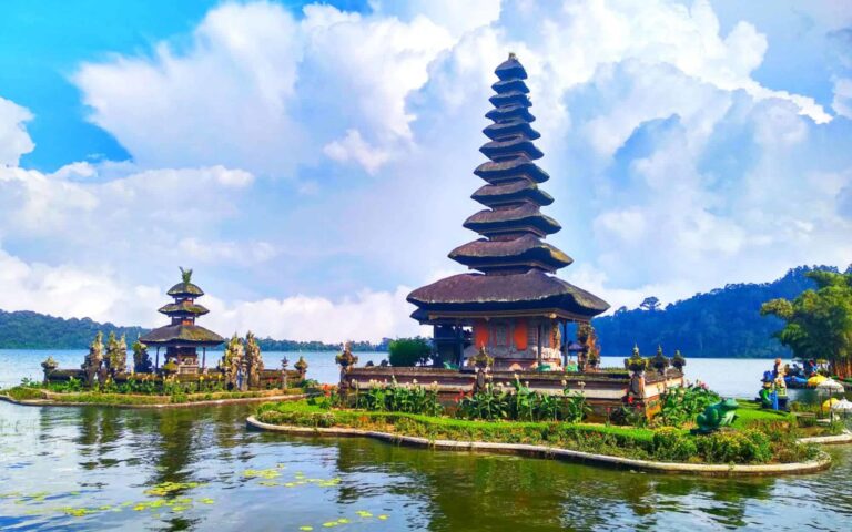 pura ulun danu dikelilingi danau