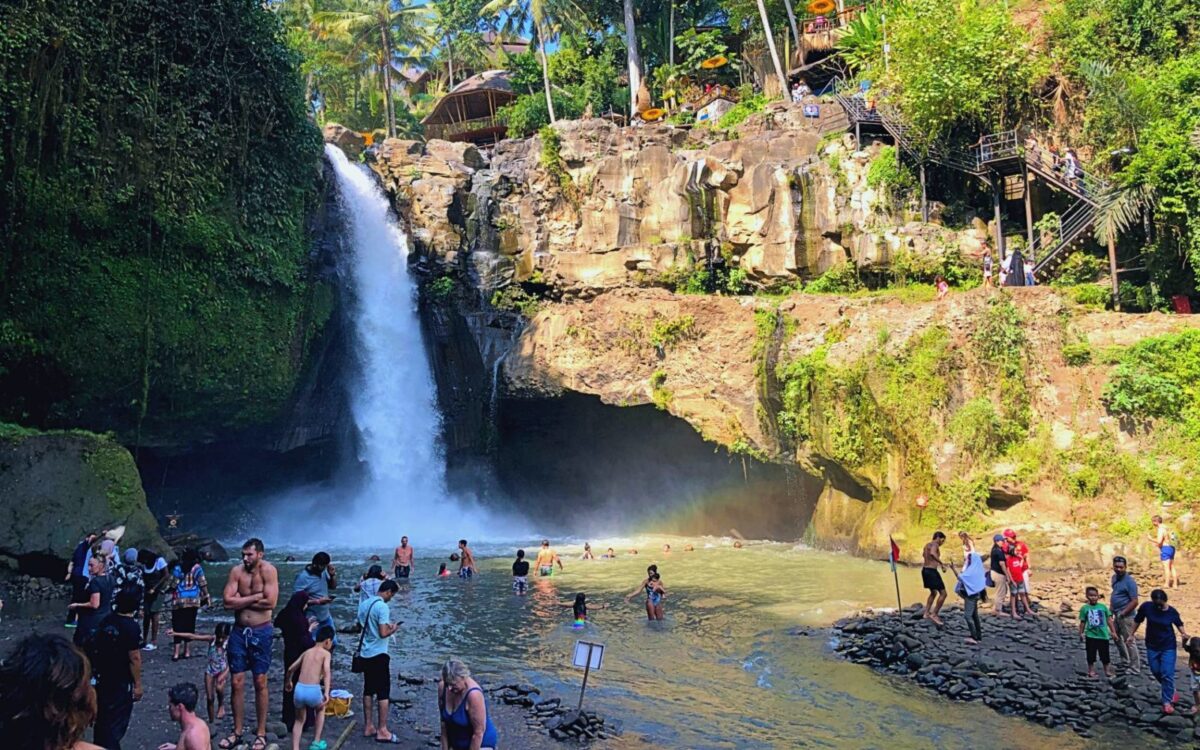 area tegenungan waterfall