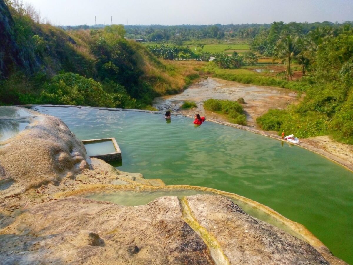 Kolam pemandian umum Tirta Sanita