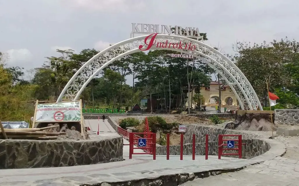 gerbang Kebun Raya Indrokilo