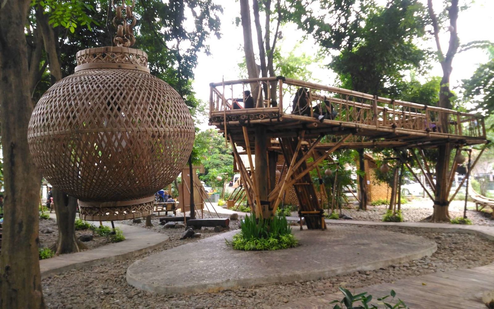 Lampion dan jembatan bambu