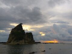 Pemandangan senja di tepi pantai tanjung layar