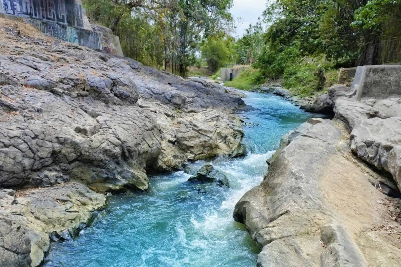 Batuan besar di Lava Bantal