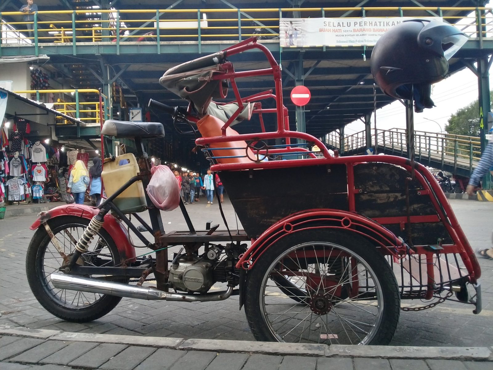 Becak yang Siap Mengantar Berkeliling Kawasan Pasar Kembang