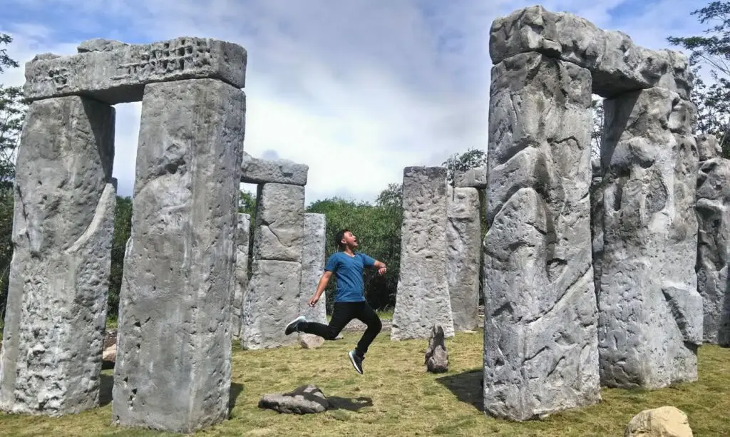 Berbagai Pose Menarik di Stonehenge