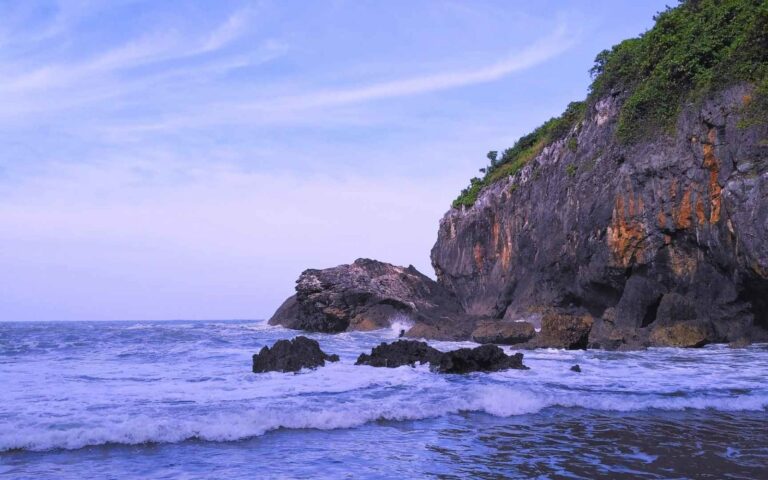 bukit karang di pantai wohkudu