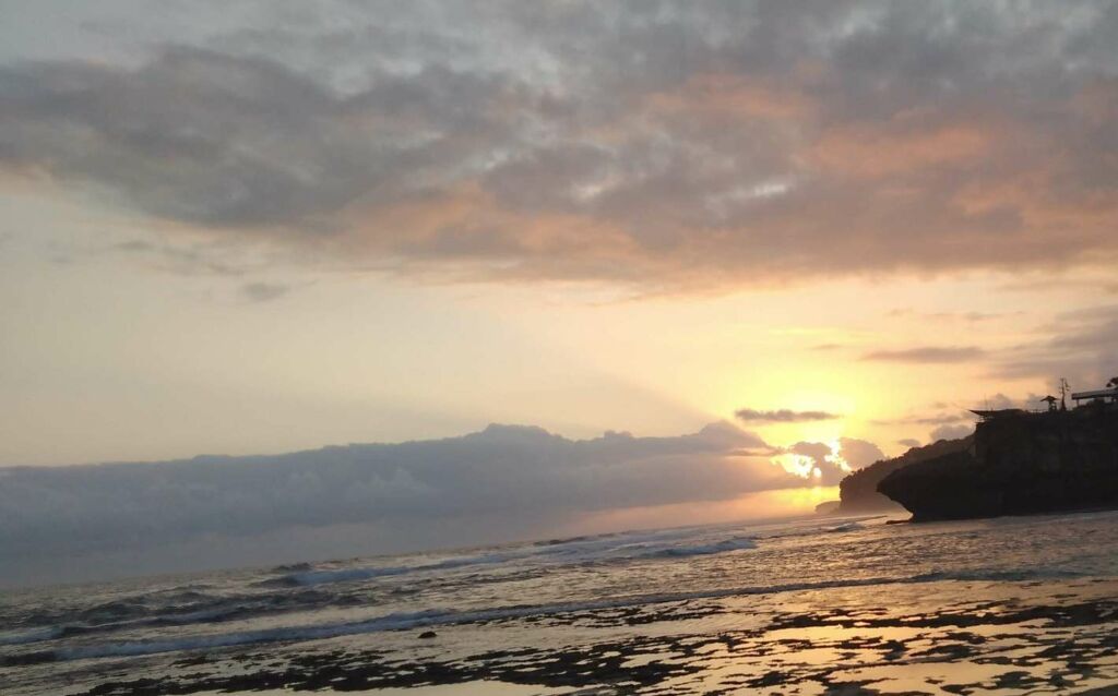 Eloknya Mentari Terbenam di Pantai Watu Kodok
