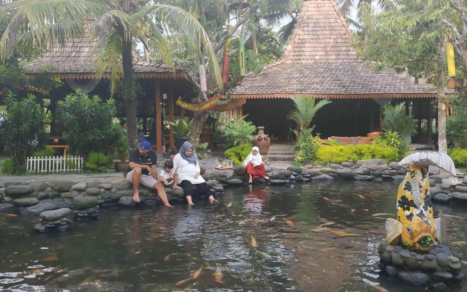 Terapi ikan di Kampung Flory