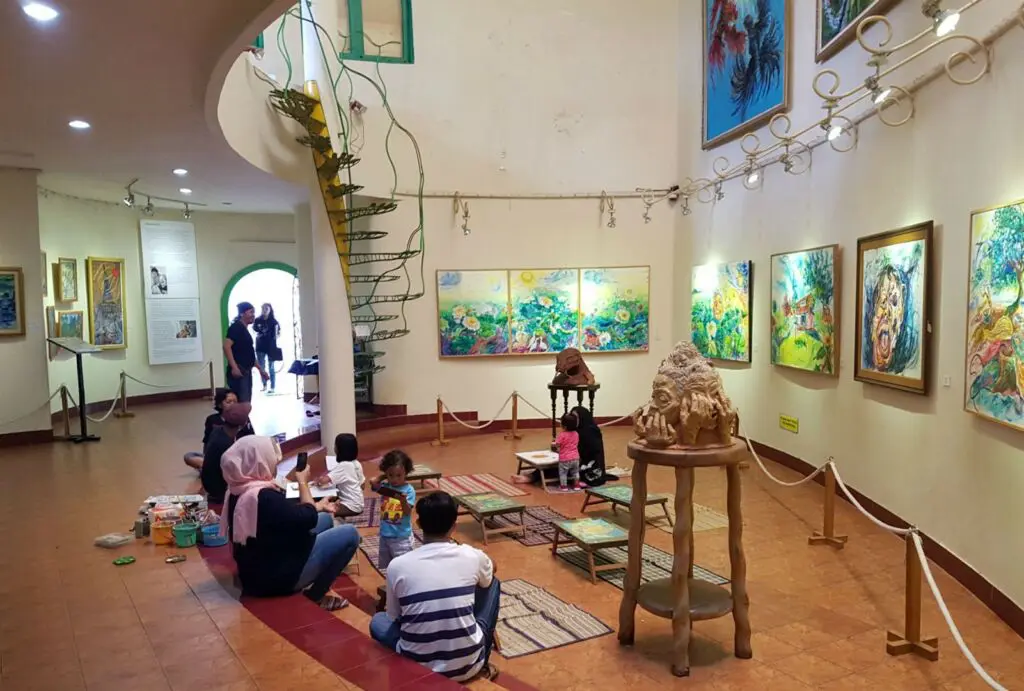 Anak-anak melukis di area Museum Affandi