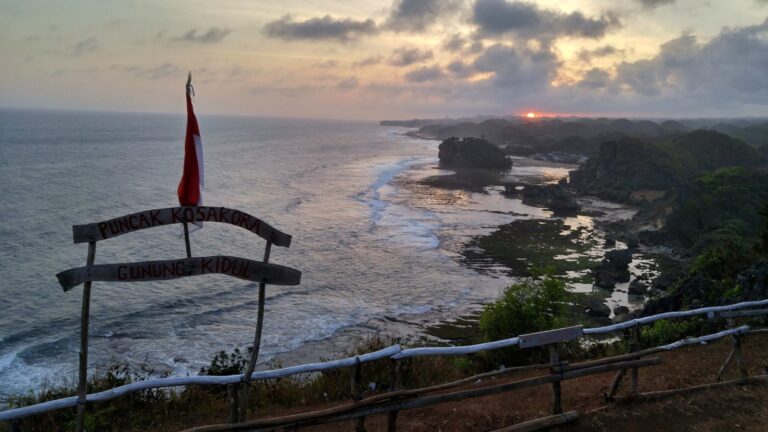 PUNCAK KOSAKORA Keindahan Laut dari Area Perbukitan Juni 2021