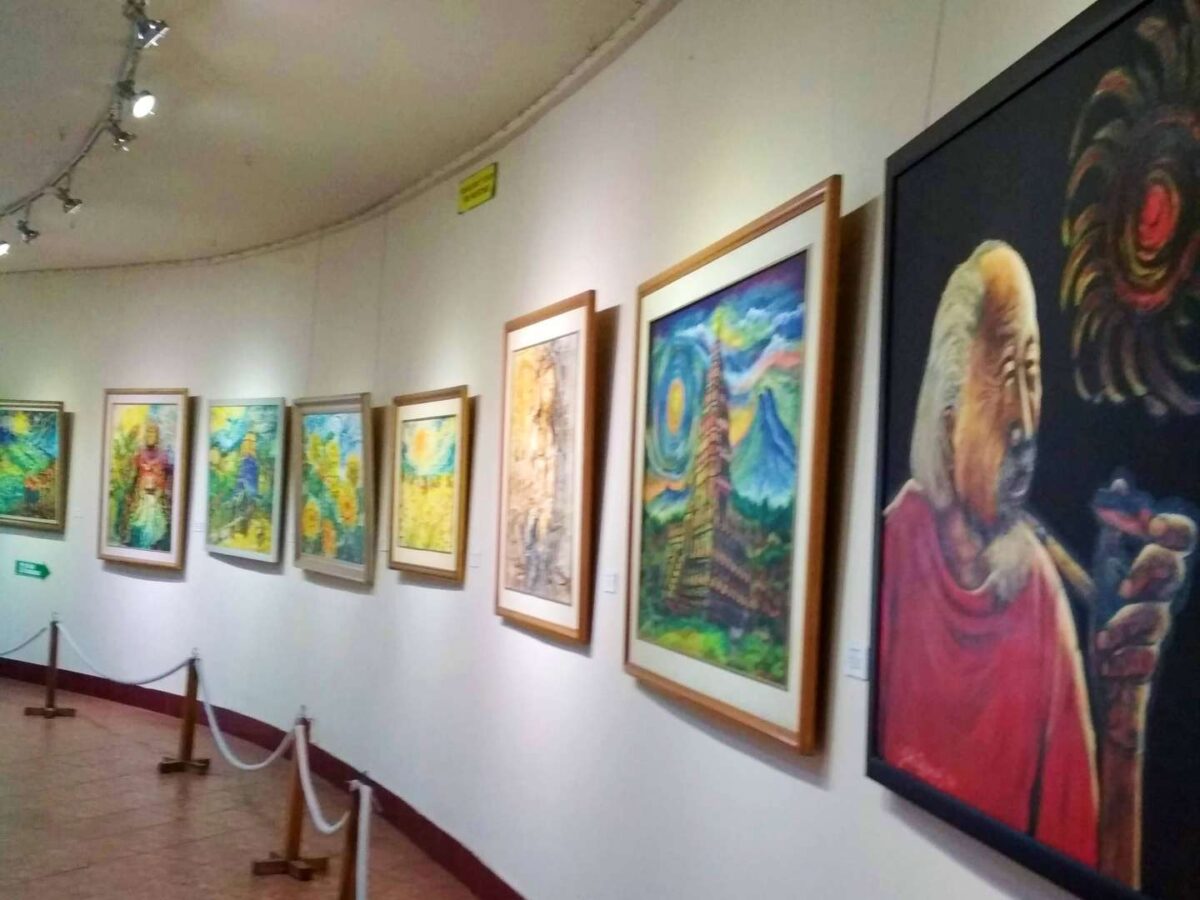 berbagai lukisan di museum affandi
